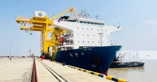 আধুনিক কার্গো হ্যান্ডলিং ক্রেন নিয়ে পায়রা বন্দরে চীনা জাহাজ